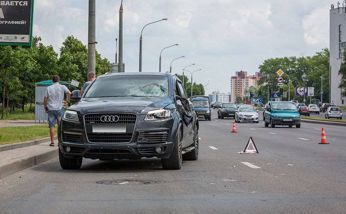 В Смоленске автолюбитель въехал в молодого человека прямо на пешеходном переходе - readovka.ru