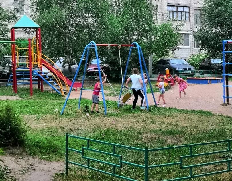 Смоленские малыши рискуют покалечиться на очередной “проблемной” площадке - readovka.ru - Смоленск
