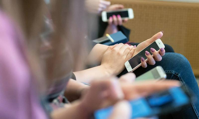 Правительство захотело собрать данные о соцсетях школьников и их родителей - bloknot.ru