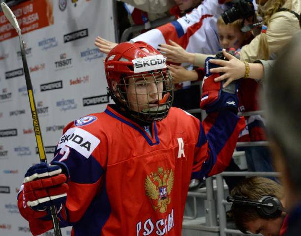 Иван Барбашев - Хоккеист клуба НХЛ Иван Барбашев упал с пожарной машины - vm.ru - Бостон