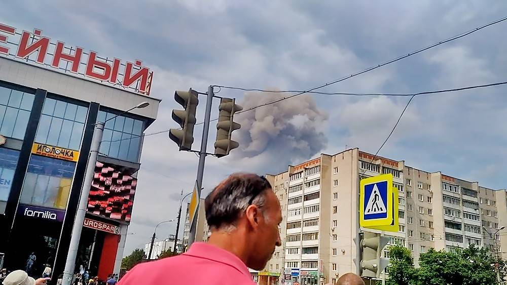 Выбиты стекла в жилых домах: последствия мощных взрывов в Дзержинске попали на видео - tvc.ru - Дзержинск - Нижегородская обл.