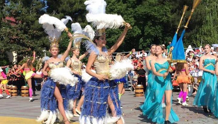 Алексей Богодистов - В Геленджике проходит двухдневный карнавал в честь открытия курортного сезона - vesti.ru - Геленджик