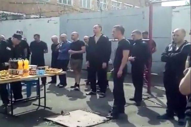ФСИН начала проверку по факту видео с застольем орловских заключенных - aif.ru - Россия - Орел - Ливны