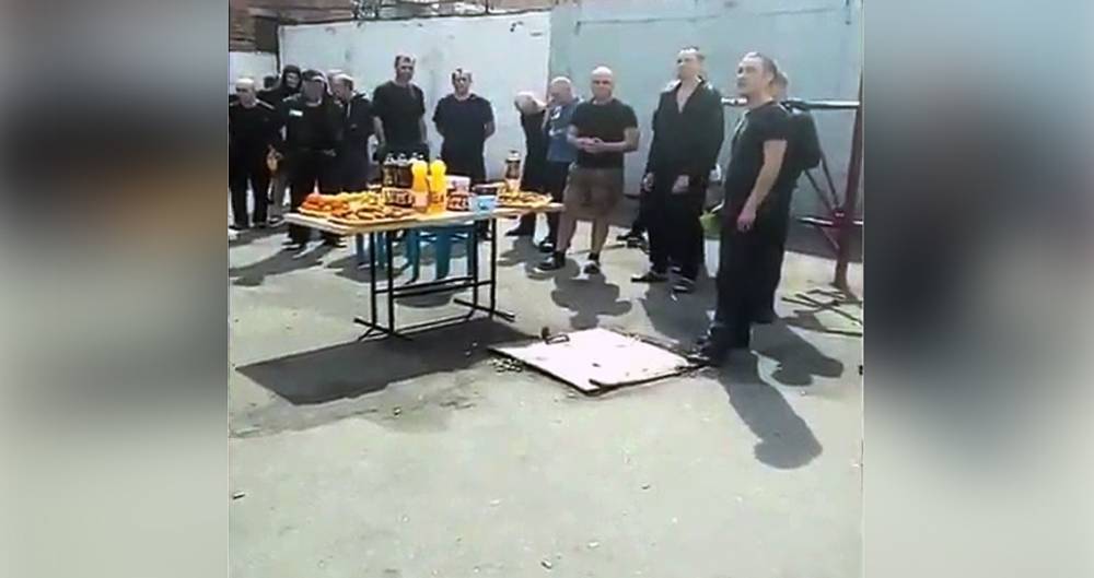 ФСИН проверит видео с банкетом для заключенных в орловской колонии - m24.ru - Орел