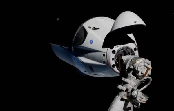 Роберт Бенкен - Экипаж пилотируемого корабля SpaceX готовился к полету в России - topwar.ru - Россия - США