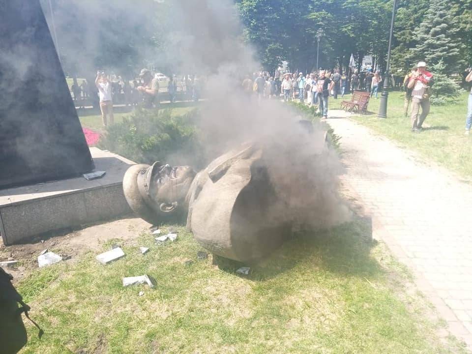 Георгий Жуков - В Харькове украинские нацисты повалили бюст маршалу Жукову - novorosinform.org - Украина - Харьков