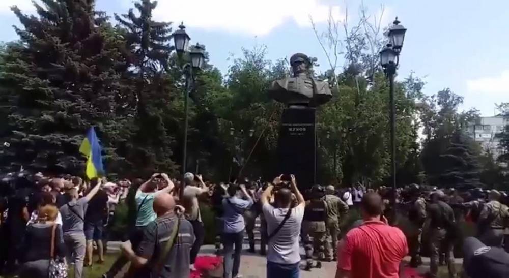 Георгий Жуков - На Украине возбудили два уголовных дела после сноса бюста Жукова в Харькове - m24.ru - Украина