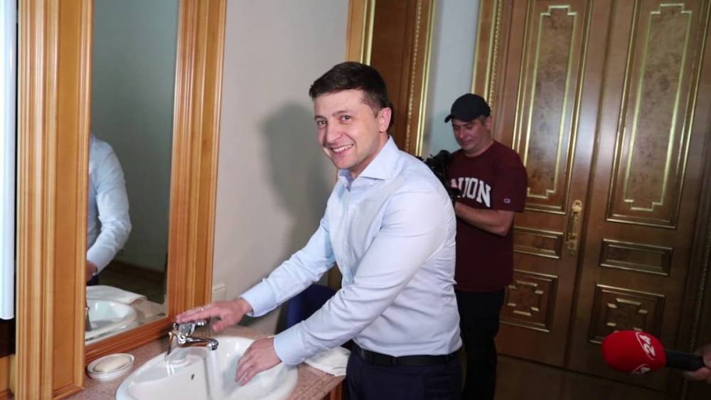 Владимир Зеленский - Юлия Мендель - Зеленский показал свой кабинет в АП и секретную комнату с приколом (видео) - nur.kz - Украина