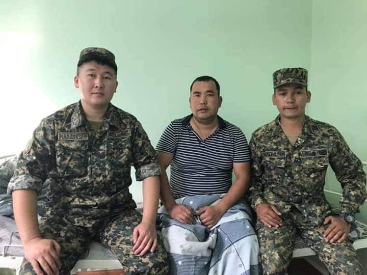 Военнослужащие Нацгвардии спасли жизнь мужчине, потерявшему сознание на улице в Актобе - nur.kz - Актобе