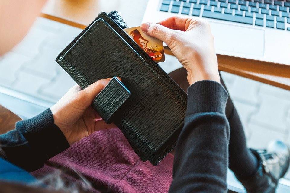 Аферисты сняли с банковской карточки жительницы Ульяновска 112&nbsp;000 рублей - ulpravda.ru - Россия - Ульяновск