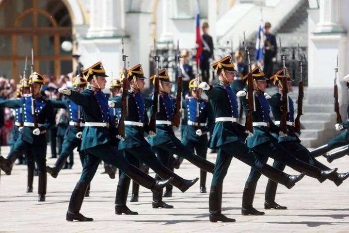 Церемонию развода пеших и конных караулов Президентского полка перенесли - vm.ru - Россия - Москва