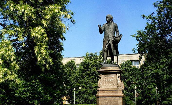 Иммануил Кант - Helsingin Sanomat (Финляндия): Иммануил Кант был гордостью родного города, пока кто-то не облил памятник краской, а командующий флотом не назвал мыслителя предателем - inosmi.ru - Россия - Германия - Калининград