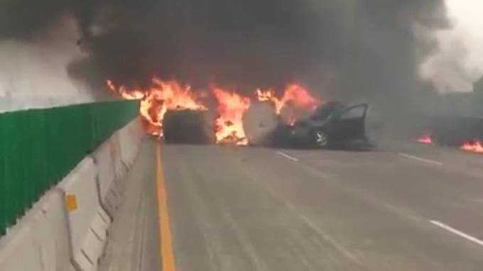 Видео из США: В Висконсине на трассе взорвались и сгорели несколько машин - piter.tv - штат Висконсин