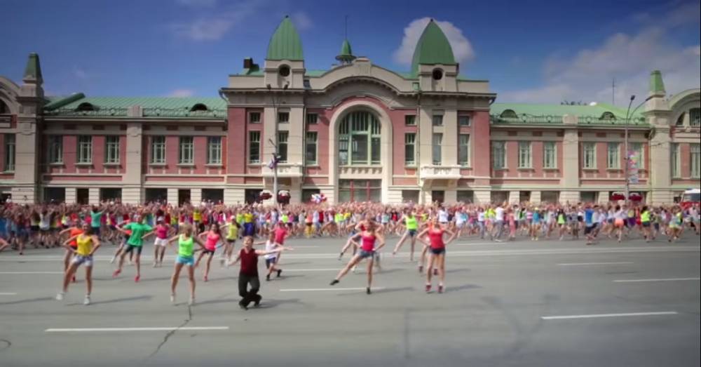 600 человек вышли на площадь города, чтобы танцевать народные танцы разных национальностей вместе - factsinter.com - Россия - Новосибирск