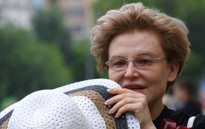 Елена Малышева - Избавилась от калорий: почему Малышева позирует с белыми туфлями на высоченных шпильках - ru.armeniasputnik.am