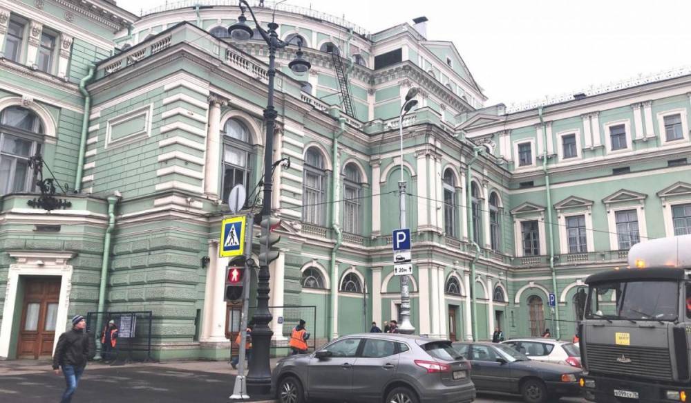 Максим Шаскольский - Театральной площади вернули историческое освещение - gorod-plus.tv