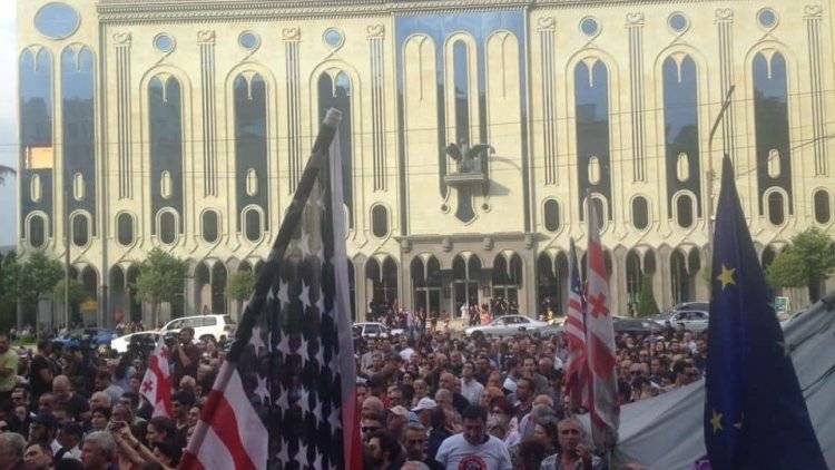 Шестнадцать человек пострадали во время митинга в столице Грузии - polit.info - Грузия - Протесты - Парламент