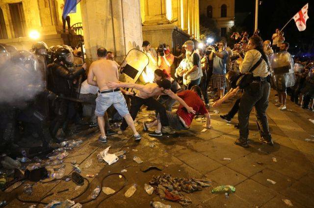 16 человек пострадали во время митинга перед зданием парламента в Тбилиси - aif.ru - Грузия - Тбилиси