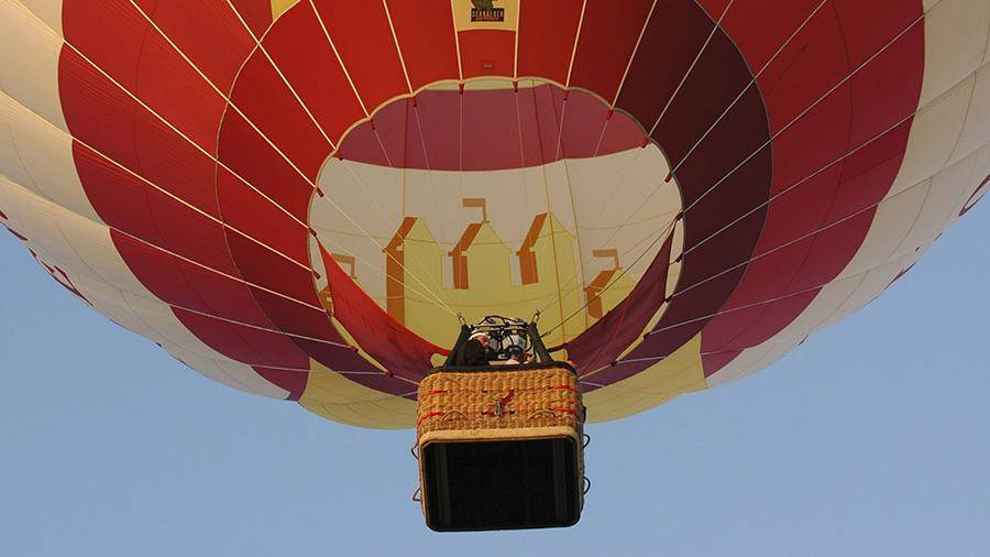 Воздушный шар с туристами ветром унесло в горы Египта - iz.ru - Китай - Египет - Индия
