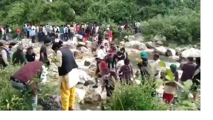 Видео из Индии: Автобус набитый пассажирами упал в ущелье, погибли 43 человека - piter.tv - Индия