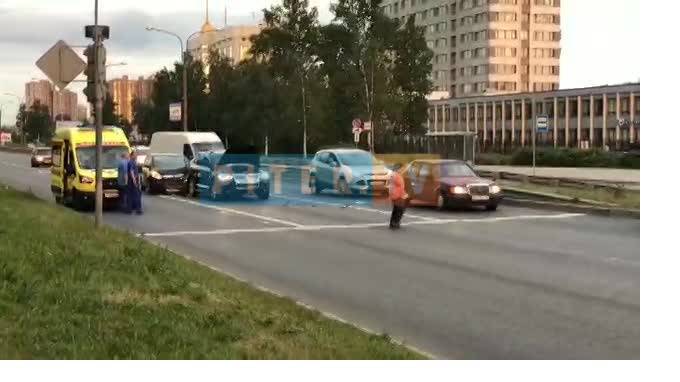 Видео: На Московском шоссе столкнулись три автомобиля - piter.tv - Санкт-Петербург - район Московский, Санкт-Петербург
