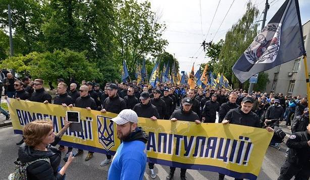 Владимир Зеленский - Петр Порошенко - Владимир Фесенко - Экс-глашатай Порошенко: Зеленский мудро идёт на поводу у нацистов | Политнавигатор - politnavigator.net - Украина - Киев - Франция - Минск