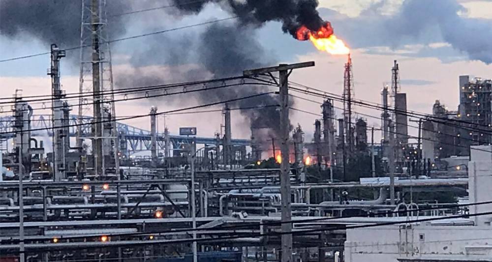 В США на нефтеперерабатывающем заводе произошел пожар - m24.ru - США - Пермь - Филадельфия