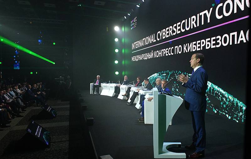 Дмитрий Медведев - Медведев оценил ущерб от кибератак - tvc.ru - Россия