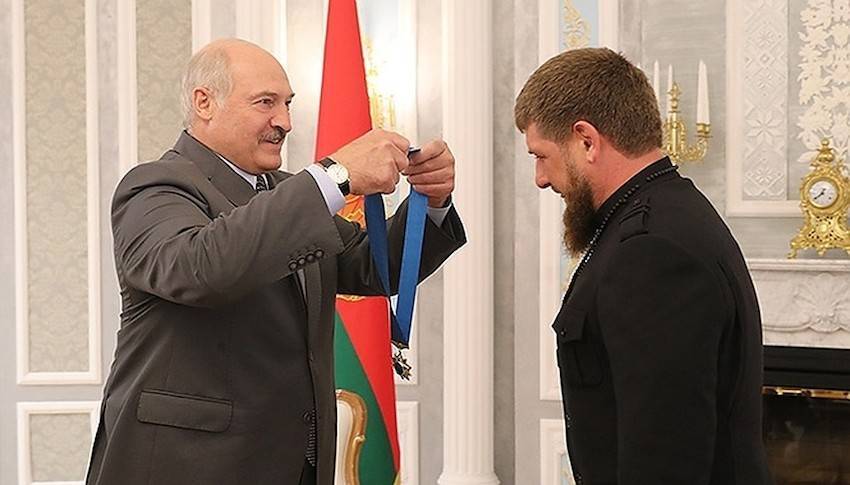 Александр Лукашенко - Рамзан Кадыров - «Настоящий мужик! Пообещал - сделал!»: Лукaшенко нaгрaдил Кaдыровa - bloknot.ru - Белоруссия - респ. Чечня