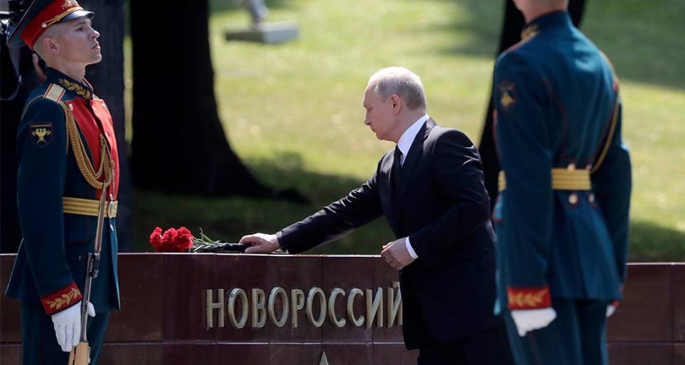 Владимир Путин - Дмитрий Медведев - Вячеслав Володин - Валентина Матвиенко - Владимир Путин возложил венок к Могиле Неизвестного Солдата - m24.ru - Москва - Россия