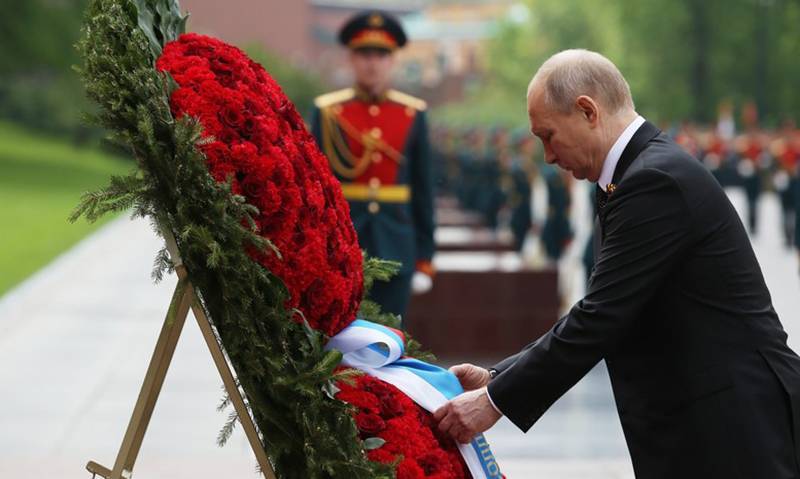 Сергей Шойгу - Владимир Путин - Путин возложил венок к Могиле Неизвестного Солдата в День памяти и скорби - bloknot.ru - Москва - Россия - Германия