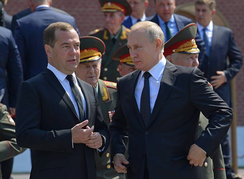 Владимир Путин - Дмитрий Медведев - Путин почтил память героев войны в Александровском саду - tvc.ru - Россия - Германия