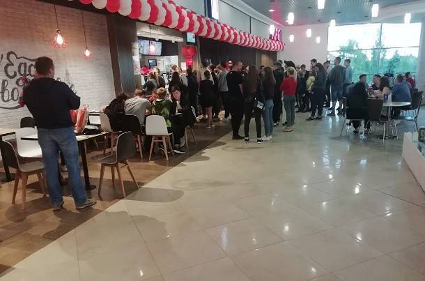 Открытие ресторана KFC в Сыктывкаре: клиентов «стимулируют» больше тратить на фаст-фуд, а персонал – облегчать кошельки клиентов - bnkomi.ru - респ. Коми