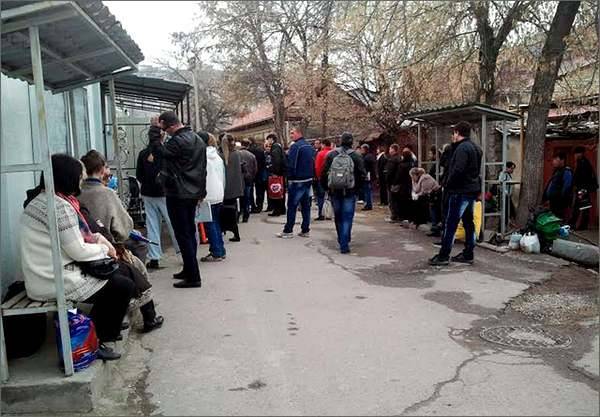 Туда, где никто не ждёт, или Чем живет очередь в посольство России - argumentua.com - Россия - Алтайский край