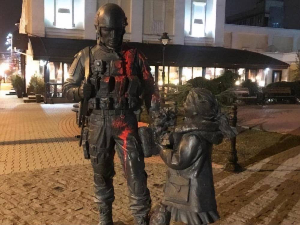 Крымчанина, облившего краской памятник «вежливым людям», приговорили к полугоду колонии - theins.ru - Украина - Крым - Симферополь