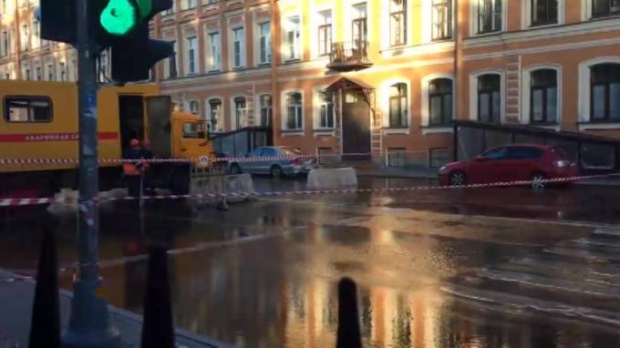 На Бакунина прорвало трубу с холодной водой. Затопило дорогу - piter.tv - Санкт-Петербург