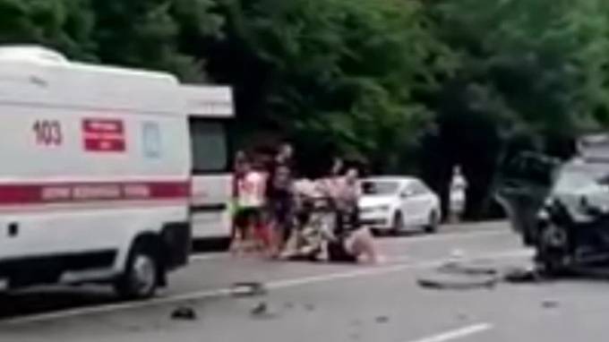 В массовом ДТП на трассе Кубани пострадали 7 взрослых и 2 ребенка - piter.tv