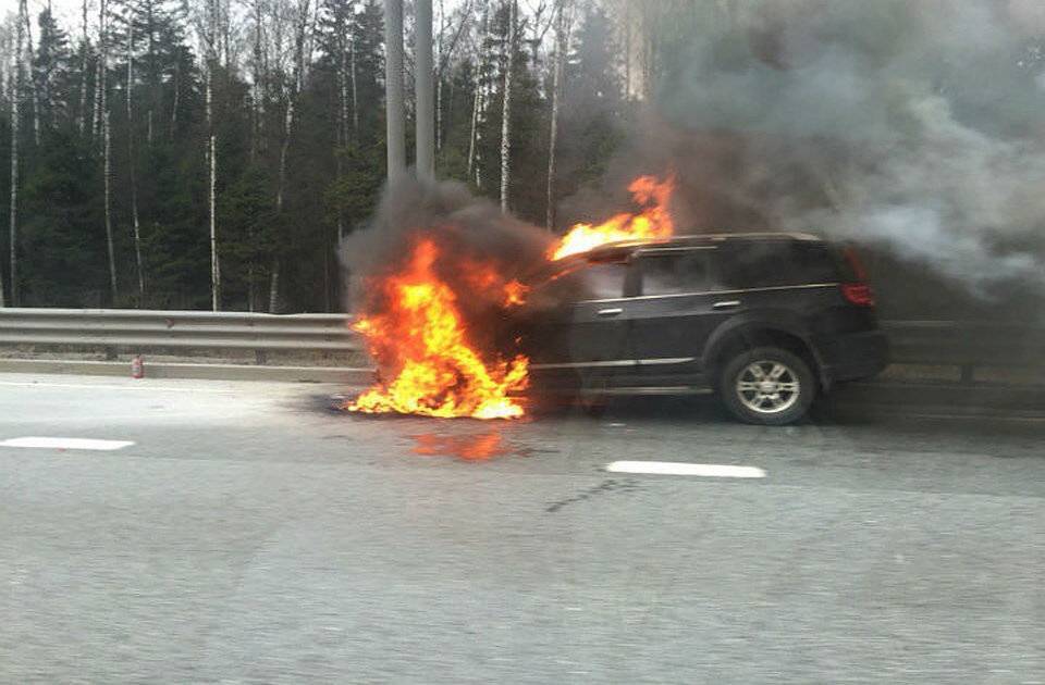 Под Смоленском вечером полыхал внедорожник - readovka.ru - Смоленск - Смоленская обл.