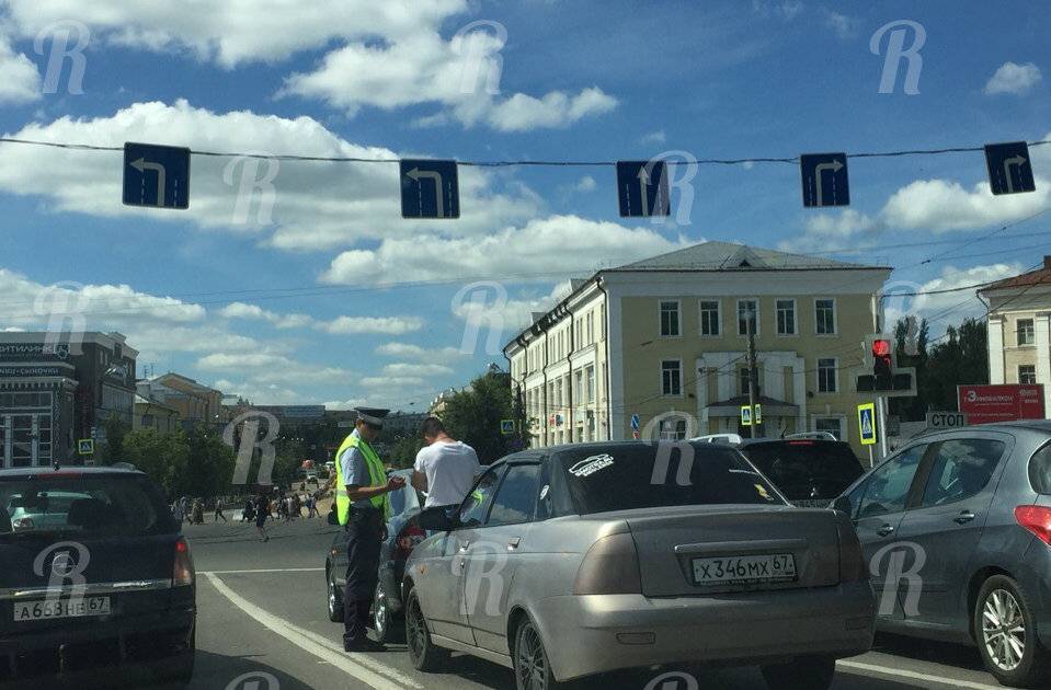 «Догонялки» на площади Победы окончательно застопорили проезд - readovka.ru - Смоленск