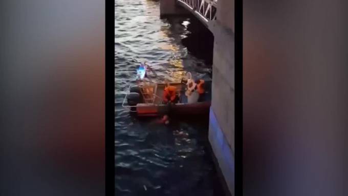 Мужчина упал с Дворцового моста на "Алых парусах": видео - piter.tv - Санкт-Петербург - Алые Паруса