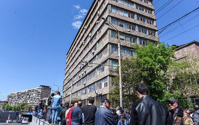 Спасатели эвакуировали студентов Педагогического университета Армении - ru.armeniasputnik.am - Армения - Ереван