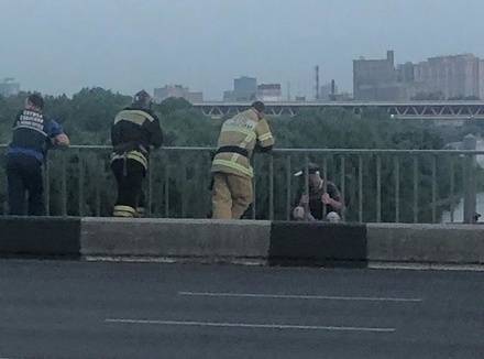 Нижегородские спасатели отговорили молодого человека прыгать с&nbsp;моста - vgoroden.ru