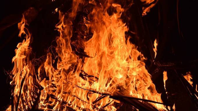 В ночь "Алых парусов" на Васильевском острове загорелась иномарка - piter.tv - Санкт-Петербург