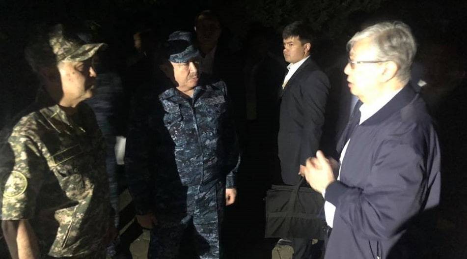 Касым Токаев - Берик Уали - "Реактивный снаряд влетел": Токаев осмотрел пострадавшие дома в Арыси (фото, видео) - nur.kz - Казахстан - Туркестан