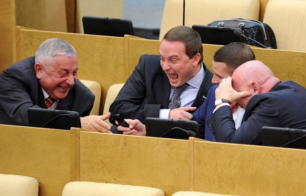 Дмитрий Медведев - Россияне не поддержали идею третьего выходного - readovka.ru - Москва - Санкт-Петербург