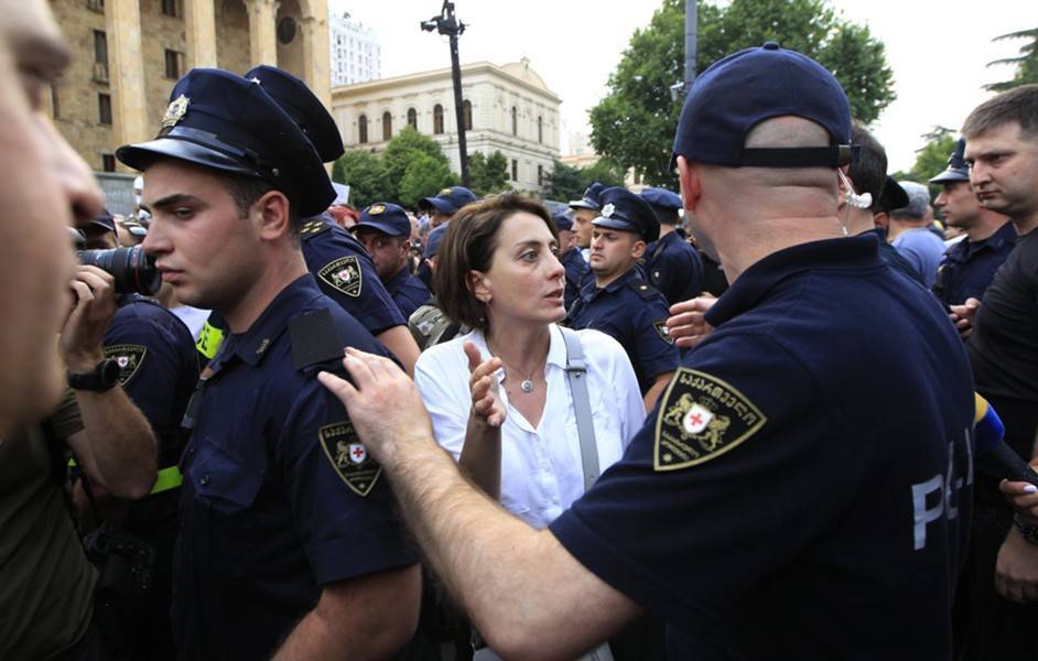 В Грузии отстранили десять участвовавших в разгоне митинга полицейских - m24.ru - Грузия - Тбилиси