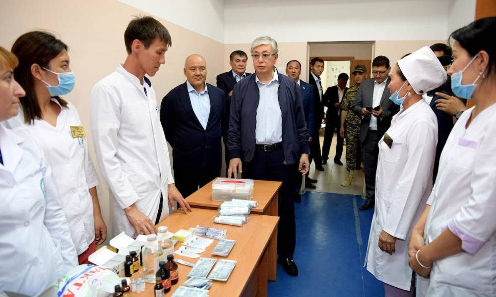 Касым-Жомарт Токаев - Берик Уали - Токаев посетил в больнице Шымкента пострадавших от взрывов в Арыси (видео) - nur.kz - Казахстан - Шымкент - Арысь