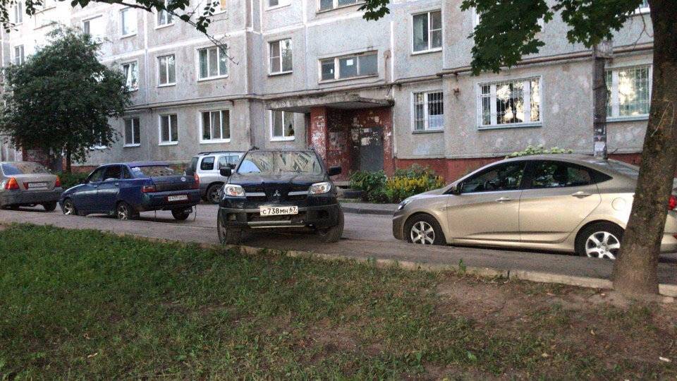 Очередной автохам возмутил жителей улицы Маршала Ерёменко - readovka.ru - Смоленск
