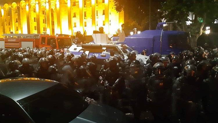 Георгий Гахарий - Шестой день протестов: в Тбилиси митингующие перекрыли проспект у парламента - crimea.ria.ru - Крым - Тбилиси