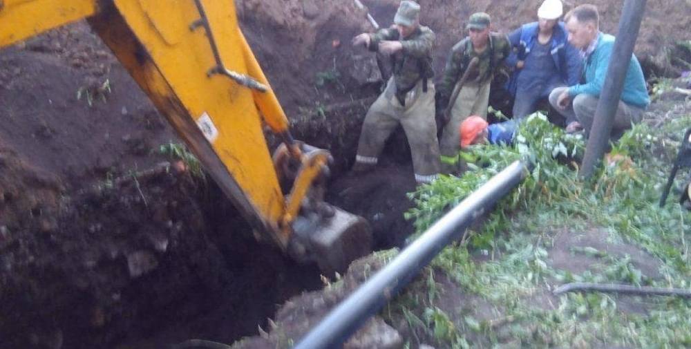 Молодого парня завалило землей при прокладке трубопровода в ВКО - nur.kz - респ. Алтай - район Алтайский